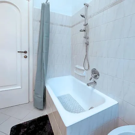 Private Parking A Due Passi Dalla Stazione Rapallo