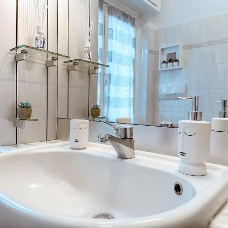 Private Parking A Due Passi Dalla Stazione Apartment