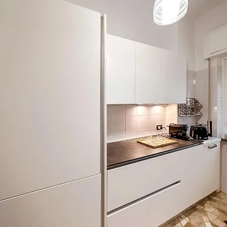 Private Parking A Due Passi Dalla Stazione