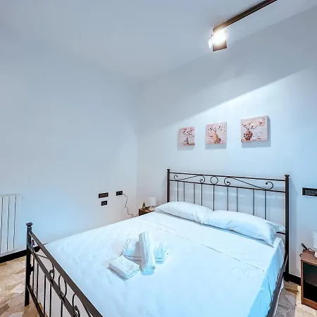 Private Parking A Due Passi Dalla Stazione Apartamento