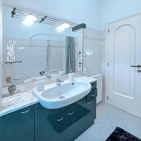 Private Parking A Due Passi Dalla Stazione *