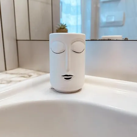 Private Parking A Due Passi Dalla Stazione דירה *