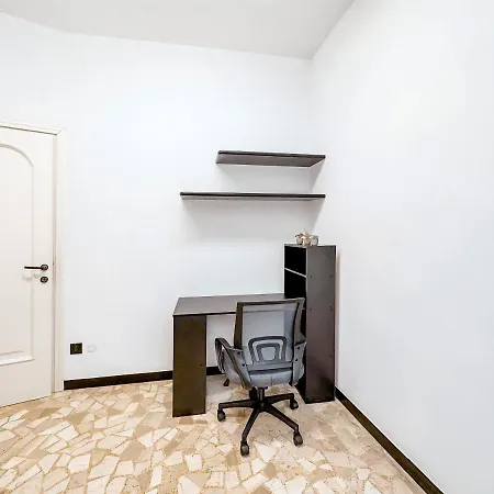 Private Parking A Due Passi Dalla Stazione