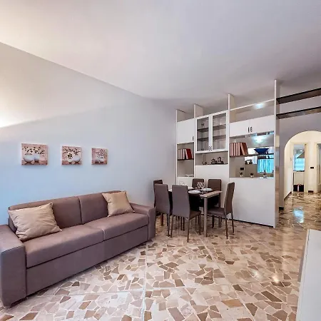 Private Parking A Due Passi Dalla Stazione Apartman